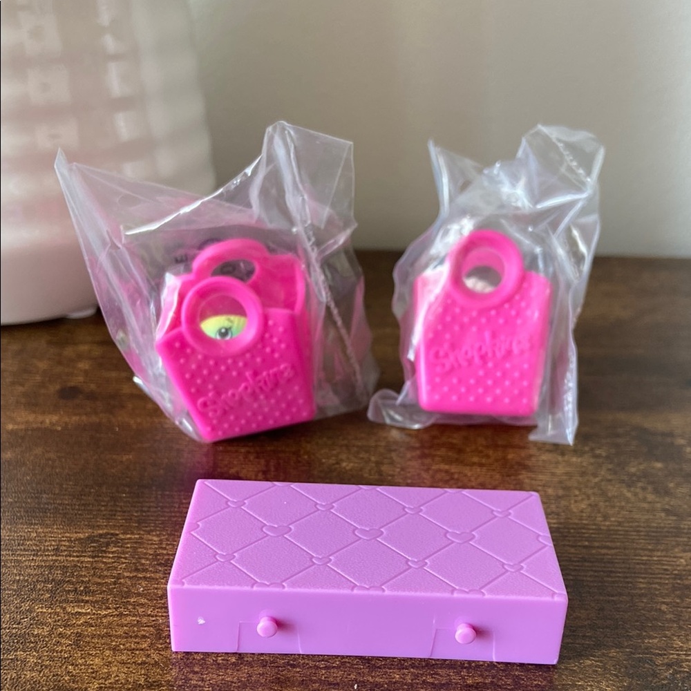 2 Sealed Shopkins in Shopping Tote & Playing Tile